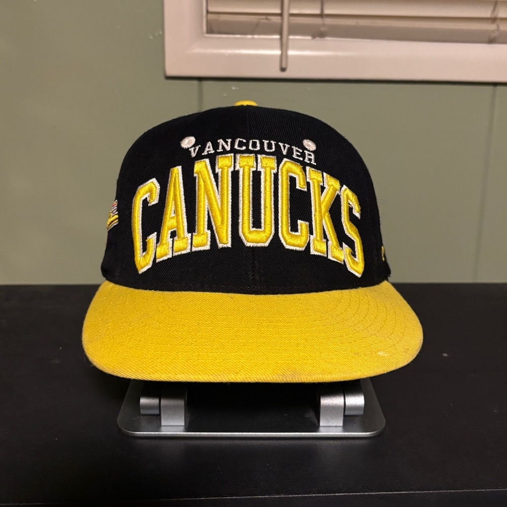 Vintage Vancouver Canucks Embroidered logo SnapBack (1990s)